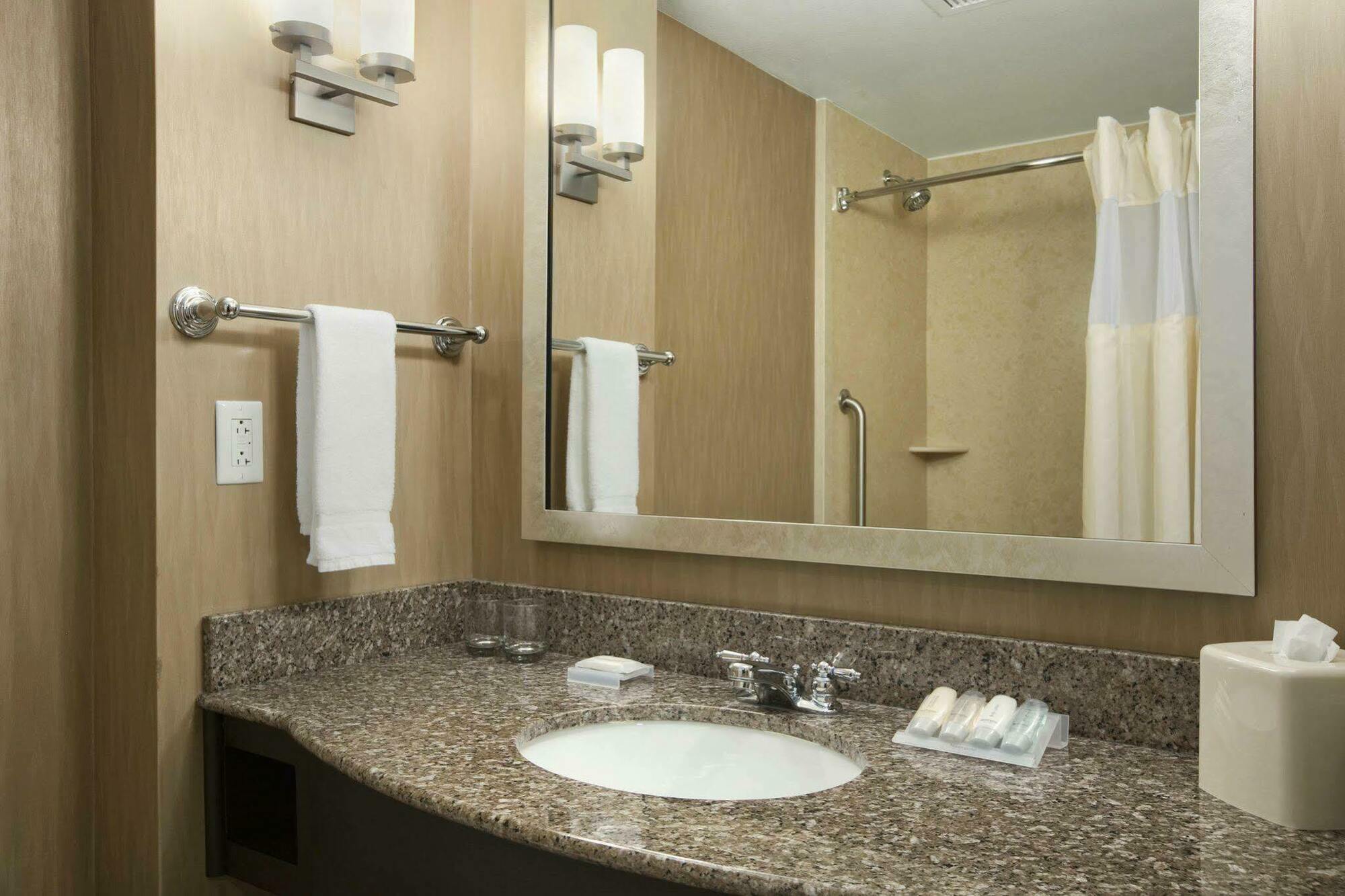 Hilton Garden Inn Springfield, Mo Phòng bức ảnh